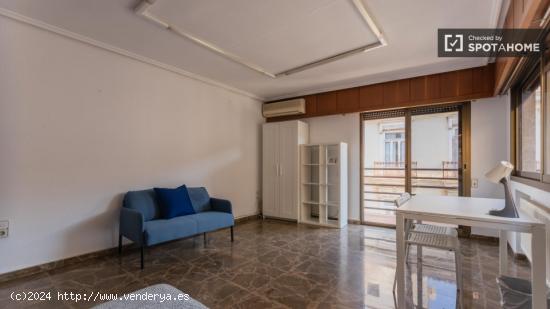 Se alquilan habitaciones en un apartamento de 4 dormitorios en Ciutat Vella - VALENCIA