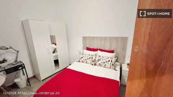 Habitación con cama de matrimonio en piso compartido en Barcelona - BARCELONA