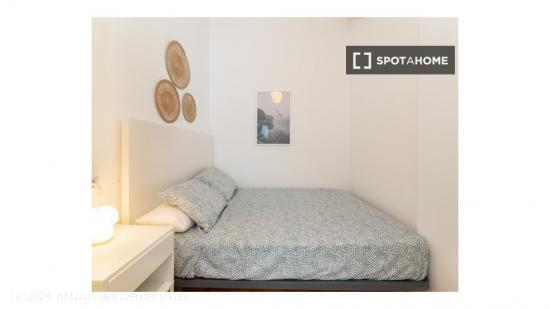 ¡Se alquila habitación en piso de 6 habitaciones en Barcelona! - BARCELONA