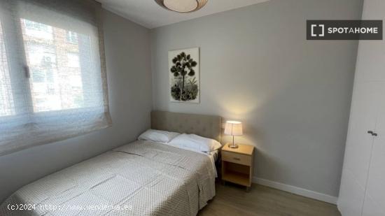 Se alquilan habitaciones en apartamento de 4 dormitorios en Arganzuela, Madrid - MADRID