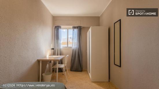 Se alquila habitación en piso de 5 dormitorios en Valencia - VALENCIA