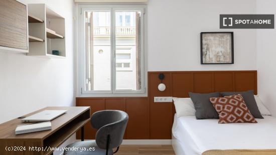 Se alquila habitación en piso de 8 habitaciones en Barcelona - BARCELONA