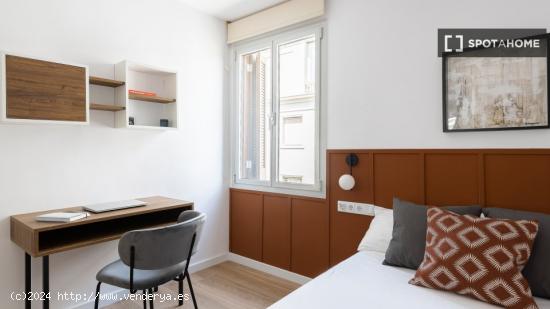 Se alquila habitación en piso de 8 habitaciones en Barcelona - BARCELONA