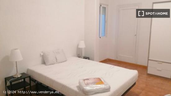 Se alquila habitación en piso compartido en Barcelona - BARCELONA