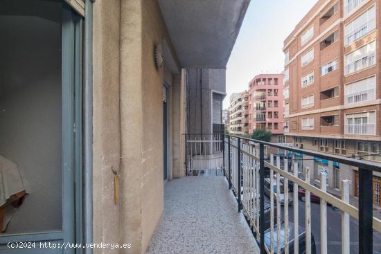 Se vende amplio piso de 4 habitaciones con ascensor y balcón junto Corazón de Jesús!!!!! - ALICAN