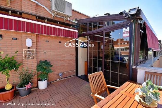 ZONA JUNCAL - Atico Duplex, 3 habitaciones y 2 baños. Garaje y terraza de 45 m2. - MADRID