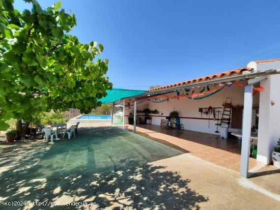 EXCELENTE CHALET EN MONTEALEGRE DEL CASTILLO - ALBACETE