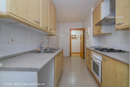 Piso con Terraza XXXL .En Zona Hospital.3 Dormitorios, 2 Baños. - BARCELONA