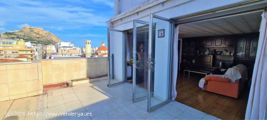 ÁTICO CON IMPRESIONANTE TERRAZA CON VISTAS AL CASTILLO DE SANTA BARBARA - ALICANTE