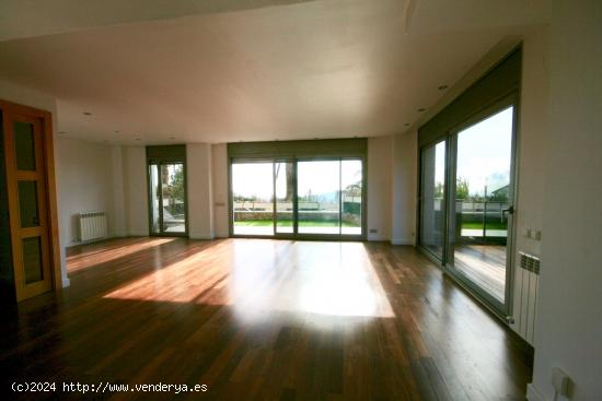 Maravillosa vivienda tríplex con espectaculares vistas a Barcelona y al Mar, en Torre Vilana. - BAR