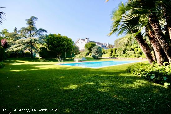 Casa en Pedralbes con vistas al mar, de 650m2aprox.,jardín privado y zona comunitaria con piscina. 