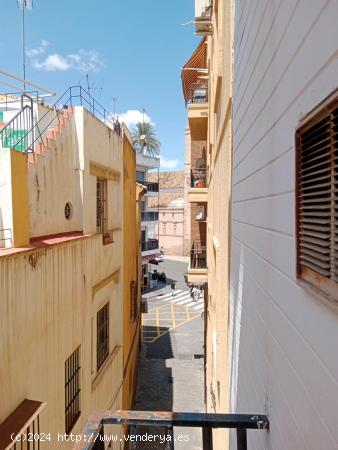 Calle Azafran Piso con Posibilidad de Magnifico Garaje para coche y Moto. - SEVILLA