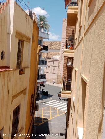 Calle Azafran Piso con Posibilidad de Magnifico Garaje para coche y Moto. - SEVILLA