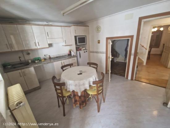  SE VENDE CASA DE DOS PLANTAS, COCINA, SALÓN, 4 HAB., BAÑO, PATIO EN VALENCIA DE DON JUAN. - LEON 