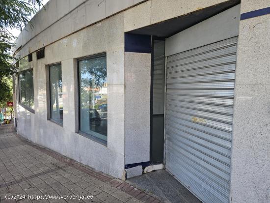 Estupendo local comercial en Centro Comercial Las Palomas (San Bernabé), frente a Carrefour - CADIZ