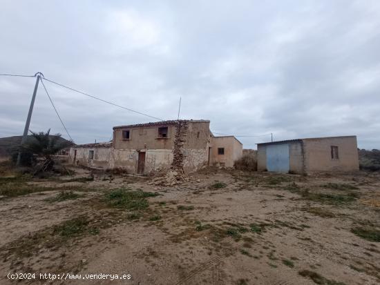 Casa con terreno en Las Canales, - MURCIA