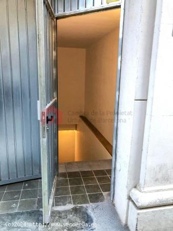 Local comercial de 990 m² distribuidos en 2 plantas y con 2 viviendas. - BARCELONA