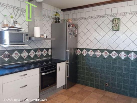 Formidable vivienda de dos plantas con patio - corral - TERUEL