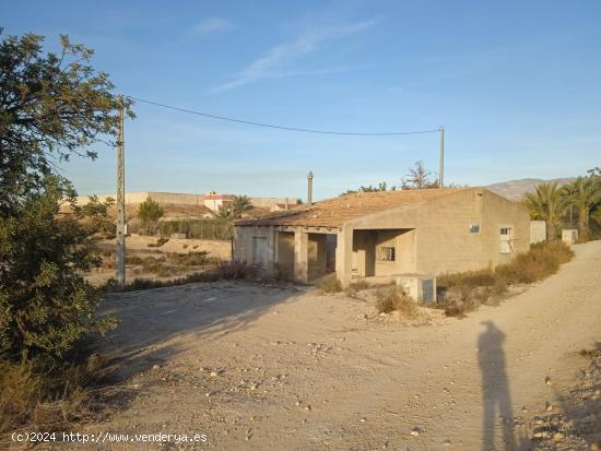 CHALET CON PARCELA 5.000M2  PARA REFORMAR - ALICANTE