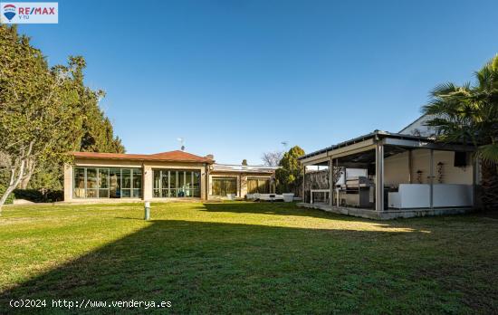 Lujoso Chalet en Colonia de San Lamberto - ZARAGOZA