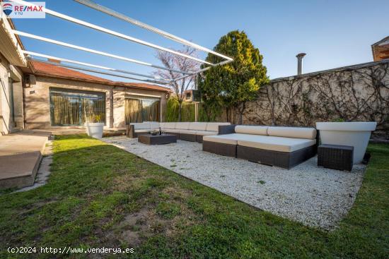 Lujoso Chalet en Colonia de San Lamberto - ZARAGOZA