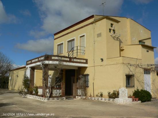 EXCLUSIVA FINCA A POCA DISTANCIA DEL CASCO URBANO - ALBACETE