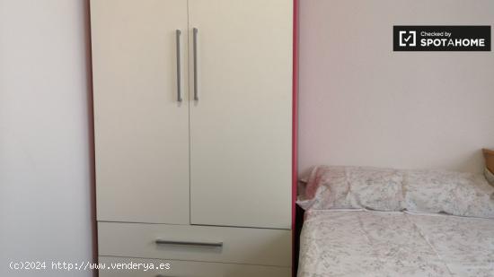 Acogedora habitación en apartamento de 3 dormitorios en Cerdanyola del Vallès. - BARCELONA