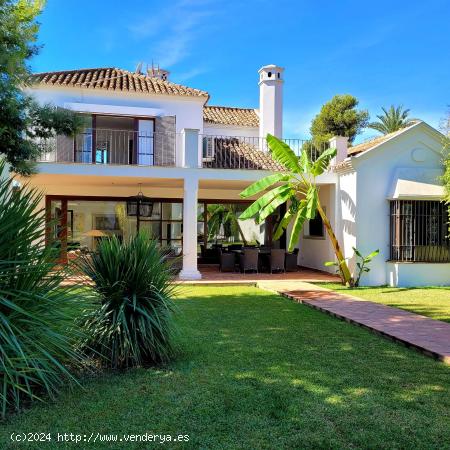 VILLA DE LUJO A ESCASOS METROS DE LA PLAYA EN EN GUADALMINA BAJA - MALAGA