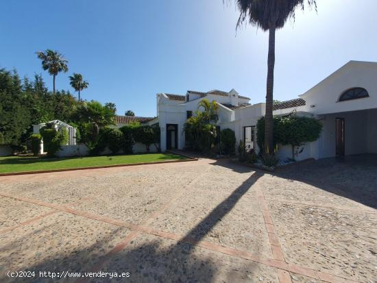 VILLA DE LUJO A ESCASOS METROS DE LA PLAYA EN EN GUADALMINA BAJA - MALAGA