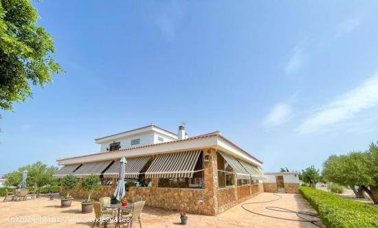 EXCLUSIVA VILLA DE LUJO EN ENTORNO PRIVILEGIADO - ALICANTE