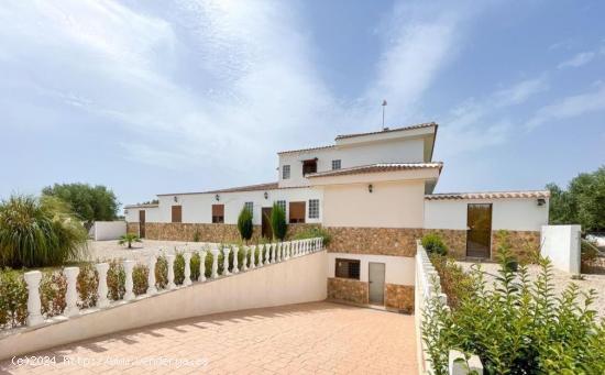 EXCLUSIVA VILLA DE LUJO EN ENTORNO PRIVILEGIADO - ALICANTE