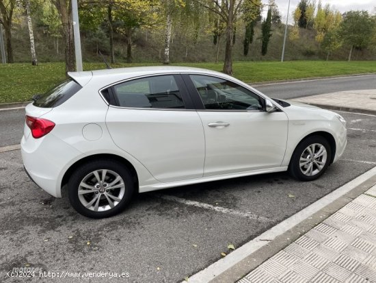 Alfa Romeo Giulietta 1.6JTDm Distinctive de 2012 con 51.000 Km por 12.900 EUR. en Navarra