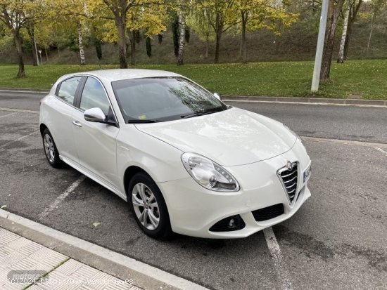 Alfa Romeo Giulietta 1.6JTDm Distinctive de 2012 con 51.000 Km por 12.900 EUR. en Navarra