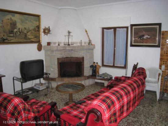 INMOBILIARIA SAN JOSE VENDE O ALQUILA CHALET ZONA OFRA EN ASPE - ALICANTE