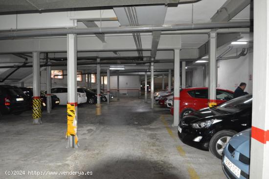 Céntrica plaza en parking de una planta - BARCELONA