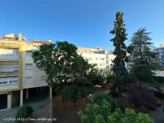 GRAN PISO CON GARAJE JUNTO AL COLEGIO EL CARMEN - CORDOBA