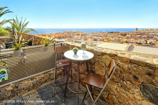 DÚPLEX EN LOS ALTOS CON TERRAZA, VISTAS PINTORESCAS AL MAR, PLAZA DE GARAJE Y TRASTERO. PISCINA CLI