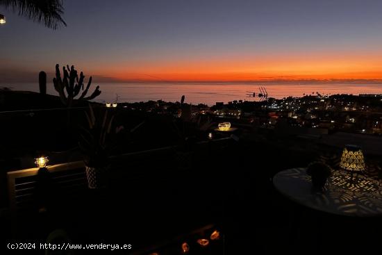 DÚPLEX EN LOS ALTOS CON TERRAZA, VISTAS PINTORESCAS AL MAR, PLAZA DE GARAJE Y TRASTERO. PISCINA CLI