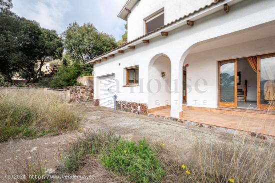 CASA A CUATRO VIENTOS CON PISCINA PRIVADA - BARCELONA