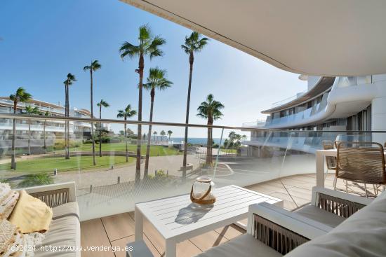 Espectacular apartamento de 3 habitaciones frente al mar  - MALAGA