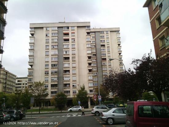  Se alquila amplia plaza de garaje al principio de la calle Esquiroz. Precio: 60€. - NAVARRA 