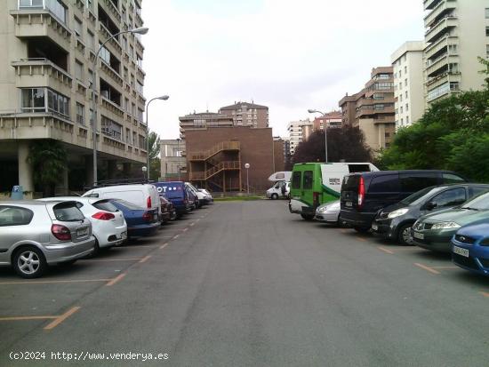 Se alquila amplia plaza de garaje al principio de la calle Esquiroz. Precio: 60€. - NAVARRA