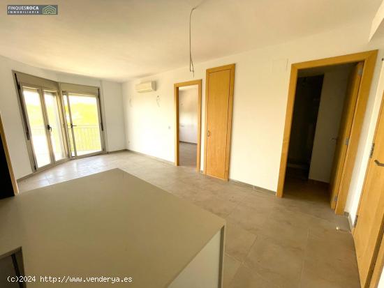 En Serramar, Apartamento a Estrenar de 2 Dormitorios, Baño, Terraza, Vista al Mar, Piscina y Parkin