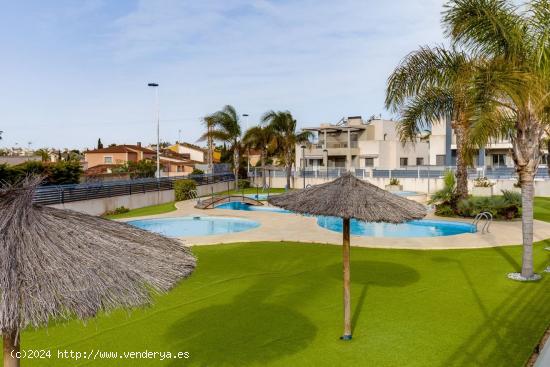 ADOSADO DE 3 DORMITORIOS 2 BAÑOS, PISCINA COMUNITARIA EN AGUAS NUEVAS  EN TORREVIEJA (ALICANTE) - A