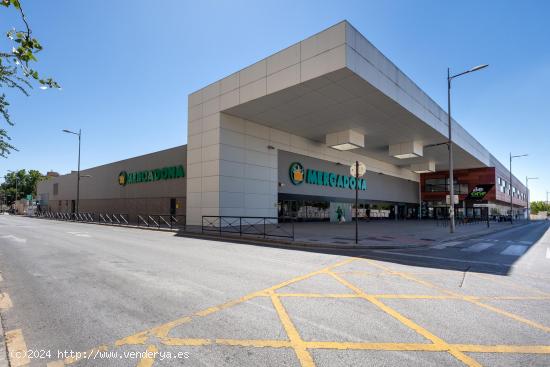 Local comercial junto a Plaza de Toros - GRANADA