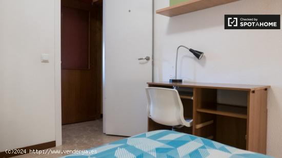 Alegre habitación en alquiler en apartamento de 5 dormitorios en Alcalá. - MADRID