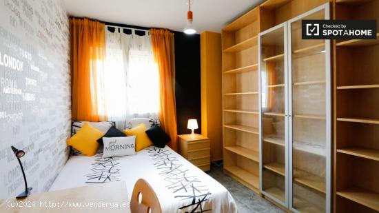 Elegante habitación en apartamento de 5 dormitorios en Alcalá de Henares. - MADRID