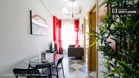 Elegante habitación en apartamento de 5 dormitorios en Alcalá de Henares. - MADRID