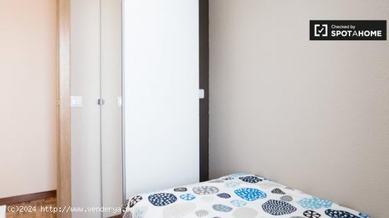 Acogedora habitación en piso de 6 dormitorios en Alcalá de Henares. - MADRID