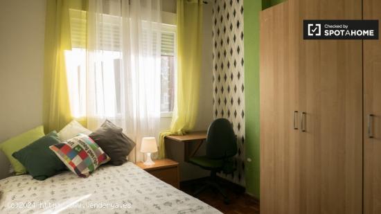 Habitación luminosa en alquiler en apartamento de 5 dormitorios en Alcalá de Henares. - MADRID